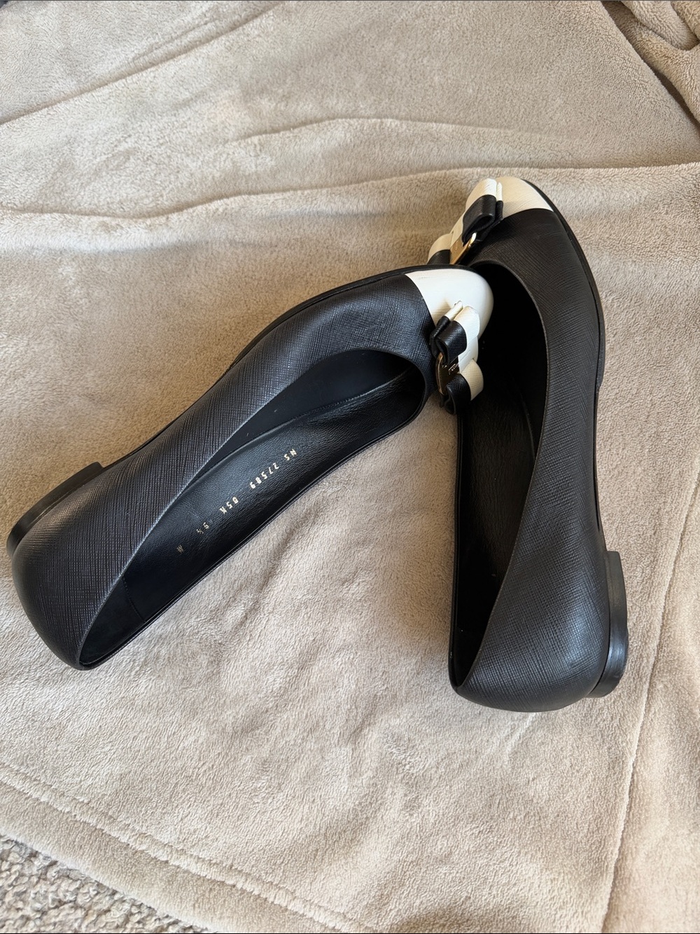 Salvatore Ferragamo Black and White Vara Bow Leather Flats - Picture 7 of 12